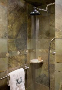 uma casa de banho com um chuveiro e uma toalha em Hilltop Manor B&B em Hot Springs