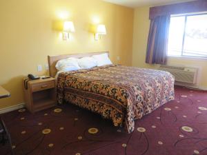 Postel nebo postele na pokoji v ubytování Americas Best Value Inn Weatherford
