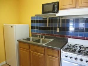 Kuchyň nebo kuchyňský kout v ubytování Americas Best Value Inn Weatherford