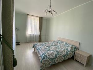 een slaapkamer met een bed, een dressoir en een raam bij Radis in Klaipėda