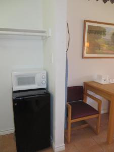 Kuchyň nebo kuchyňský kout v ubytování Americas Best Value Inn Weatherford