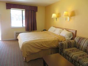 Postel nebo postele na pokoji v ubytování Americas Best Value Inn Weatherford