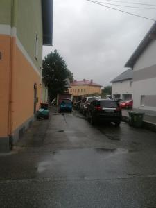 un parking avec des voitures garées à côté d'un bâtiment dans l'établissement Apartment in Salzkammergut, à Attnang-Puchheim