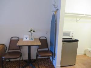Kuchyň nebo kuchyňský kout v ubytování Americas Best Value Inn Weatherford