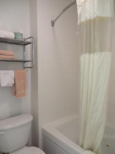 Koupelna v ubytování Americas Best Value Inn Weatherford
