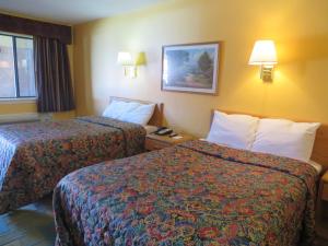 Postel nebo postele na pokoji v ubytování Americas Best Value Inn Weatherford