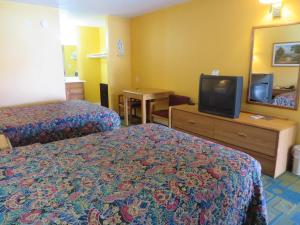 TV a/nebo společenská místnost v ubytování Americas Best Value Inn Weatherford