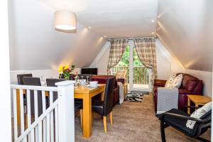 een woonkamer met een tafel en stoelen bij 12 Valley Lodge in Gunnislake
