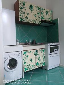 Een keuken of kitchenette bij Amalfi Small Wonder Tiny Town House