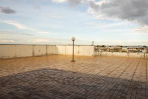 a rooftop with a light pole on top of a building at BM Hotel in São Sebastião do Paraíso