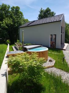 une maison avec une piscine dans la cour dans l'établissement Casa Joia Rara, à Millstatt