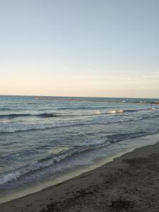 - Vistas al océano desde la playa en Delmar, en El Campello