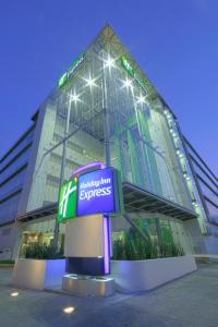 un edificio con una señal delante de él en Holiday Inn Express Guadalajara Expo, an IHG Hotel, en Guadalajara