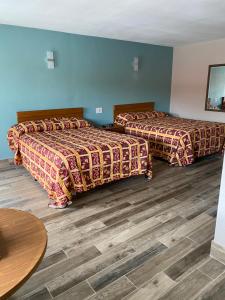 En eller flere senge i et værelse på Red Carpet Inn Daytona Beach