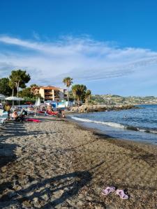 grupa ludzi na plaży z klapkami w obiekcie Casa dell amore 3 w San Remo