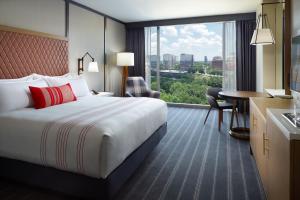 um quarto de hotel com uma cama e uma grande janela em Omni Hotel at the Battery Atlanta em Atlanta