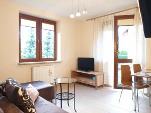 Televízia a/alebo spoločenská miestnosť v ubytovaní Aba Apartamenty