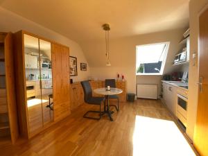una cucina con un tavolo e una sedia in una stanza di Ferienwohnung Albrecht a Wilhelmshaven Altre 5 foto