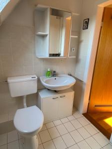 un bagno con un water e un lavandino di Ferienwohnung Albrecht a Wilhelmshaven