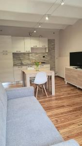 salon z kanapą i stołem w obiekcie La Ca' d' Rina Casa Vacanze w mieście Melle