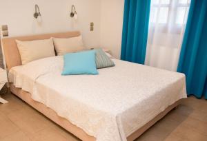 Un pat sau paturi într-o cameră la Filia Villas