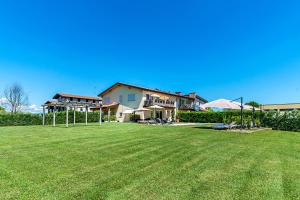een huis met een groot gazon ervoor bij Marylinda in Desenzano del Garda