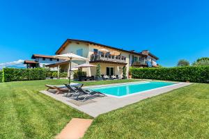 デセンツァーノ・デル・ガルダにあるMarylindaのプールと家のあるヴィラ