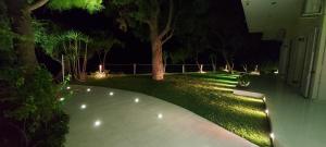 een tuin 's nachts met een bank en bomen bij Tzeni Villa in Lygia