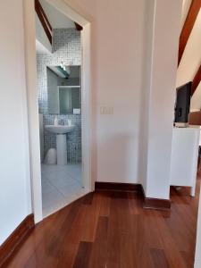 - un couloir avec une salle de bains pourvue d'une douche et d'un lavabo dans l'établissement Villa Sv. Petar, à Trogir