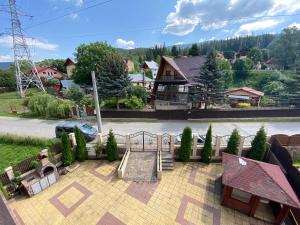 ブシュテニにあるApartament Holiday Busteniの遊び場と家のある公園の景色