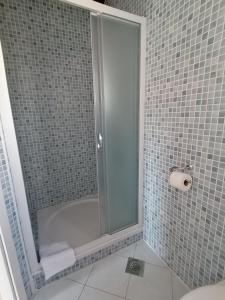 y baño con ducha y puerta de cristal. en Villa Sv. Petar, en Trogir