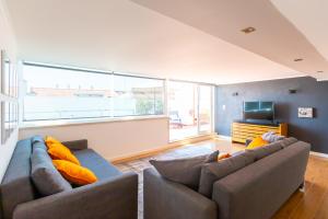 Sala de estar con 2 sofás y TV en Ambassador River Shower Suites, en Lisboa