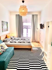 salon z łóżkiem i kanapą w obiekcie Charming City Apartment - by Nahuen Suites w Grazu