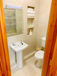 A bathroom at Redclyffe Guesthouse