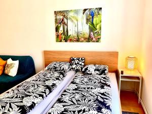 łóżko w pokoju ze zdjęciem na ścianie w obiekcie Charming City Apartment - by Nahuen Suites w Grazu
