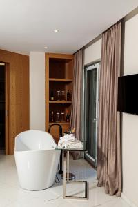 Μια τηλεόραση ή/και κέντρο ψυχαγωγίας στο Sea View Hotel
