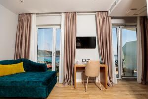 TV a/nebo společenská místnost v ubytování Sea View Hotel