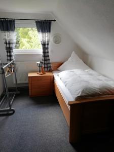 Ένα ή περισσότερα κρεβάτια σε δωμάτιο στο Kleines Haus mit Geschichte