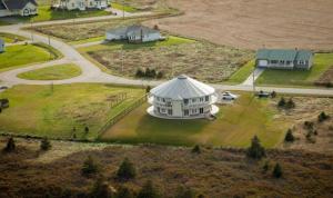 Apgyvendinimo įstaigos Around the Sea - Cana da's Rotating House, Suites & Tours vaizdas iš viršaus