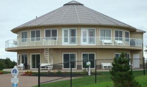una casa grande con techo de gambrel en Around the Sea - Cana da's Rotating House, Suites & Tours, en North Rustico 9 fotos más