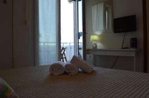 Una habitación de hotel con una cama con toallas. en Hotel Merano en Grado