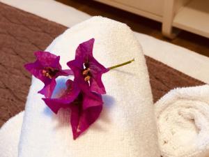 eine lila Blume auf einem Handtuch in der Unterkunft MAD di Mare di Arte Dormire in Celle Ligure + 134 Fotos