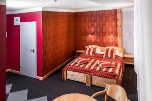 Tempat tidur dalam kamar di Abzali Hotel and Restaurant with self check-in