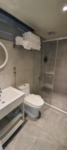 La salle de bains est pourvue de toilettes, d'un lavabo et d'une douche. dans l'établissement In Fengchia, à Taichung