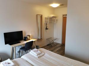 TV a/nebo společenská místnost v ubytování Kils Hotell & Restaurang