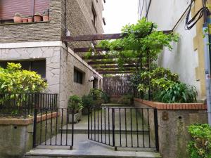 una entrada a un edificio con una puerta y plantas en Confortable piso en Neguri, a 5 min de la playa, en Getxo