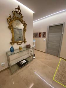 una stanza con uno specchio sulla parete e una porta di MDC LUXURY ROOMS NAPLES a Napoli