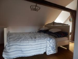 Postel nebo postele na pokoji v ubytování Zámeček Zdíky - Zámecký apartmán