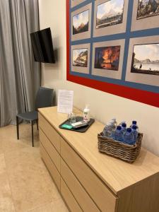 una scrivania con bottiglie d'acqua e una sedia di MDC LUXURY ROOMS NAPLES a Napoli