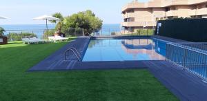 een zwembad voor een gebouw bij ALBATROS 202 vistas al mar in Salou